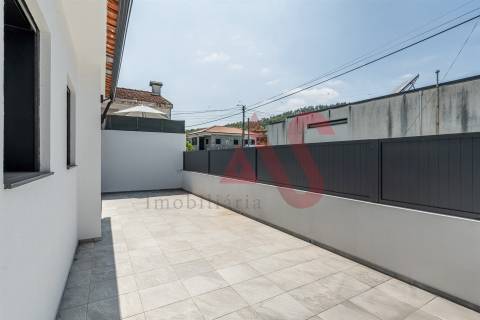 Andar Moradia T3+1 Totalmente Renovado em Brito, Guimarães