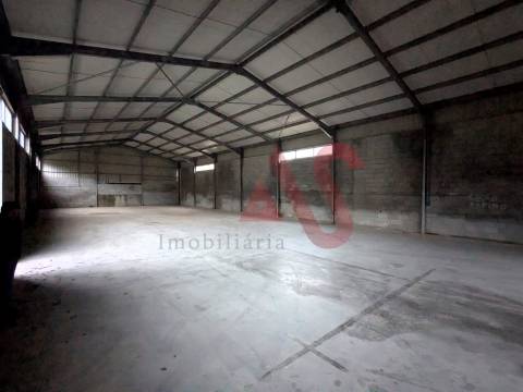 Armazém para arrendamento, com 613 m², em Rego, Celorico de Basto