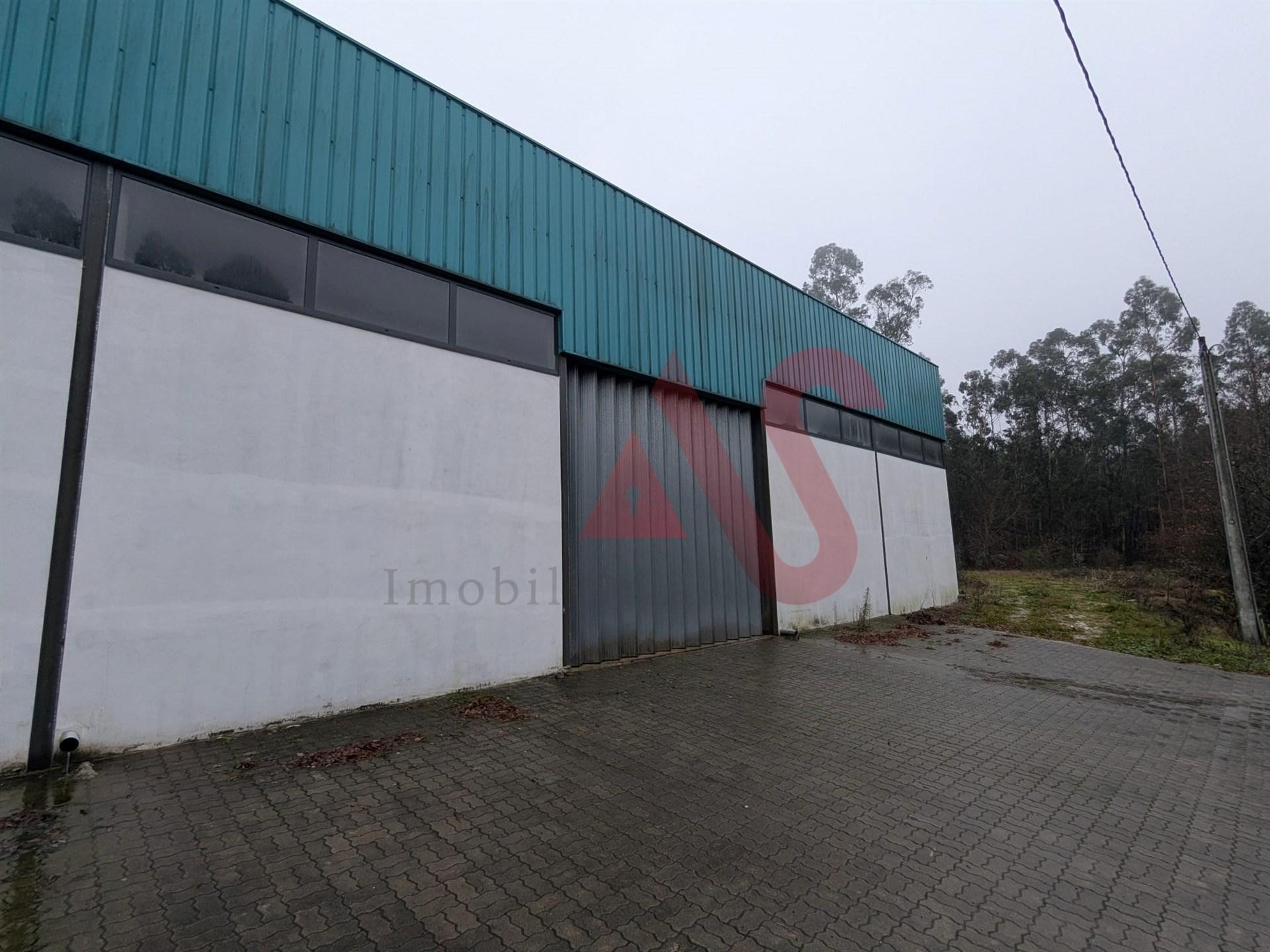 Armazém para arrendamento, com 613 m², em Rego, Celorico de Basto