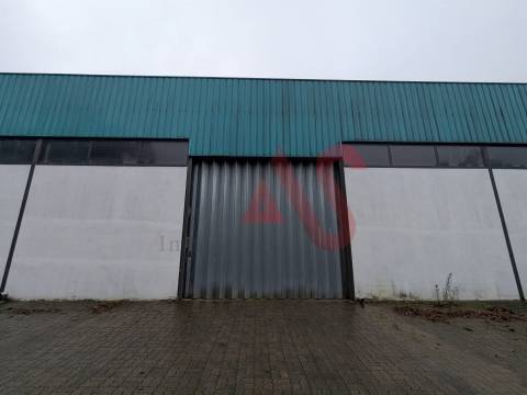 Armazém para arrendamento, com 613 m², em Rego, Celorico de Basto