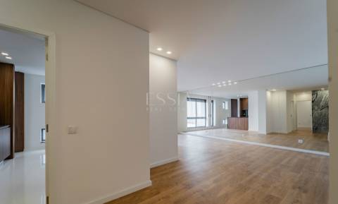 Apartamento T4 próximo à Rotunda da Boavista e Casa da Música