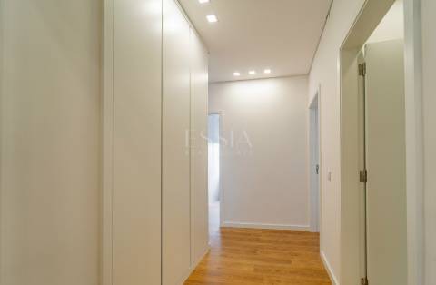 Apartamento T4 próximo à Rotunda da Boavista e Casa da Música