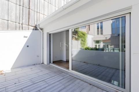 Moradia Triplex T3+1 com Varandas e Garagem no Marquês