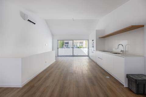 Moradia Triplex T3+1 com Varandas e Garagem no Marquês
