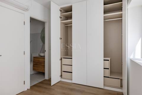 Moradia Triplex T3+1 com Varandas e Garagem no Marquês