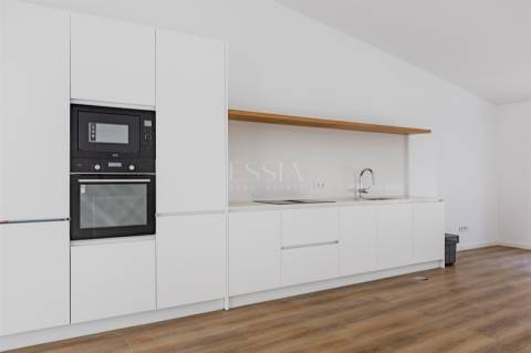 Moradia Triplex T3+1 com Varandas e Garagem no Marquês