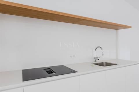 Moradia Triplex T3+1 com Varandas e Garagem no Marquês