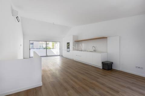Moradia Triplex T3+1 com Varandas e Garagem no Marquês