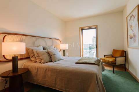 Apartamento T2 com Varandas e Garagem no Porto Art Square