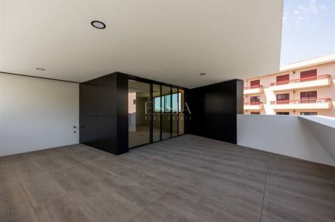 Apartamento T4 com Varandas no Centro de Gondomar