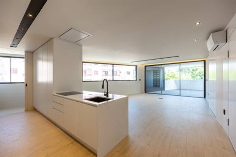 Apartamento T4 com Varandas no Centro de Gondomar