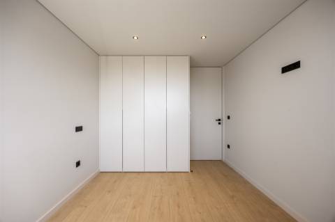 Apartamento T4 com Varandas no Centro de Gondomar