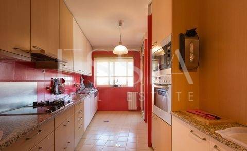 Apartamento T3 - Foz do Douro, com vistas de mar e de rio.