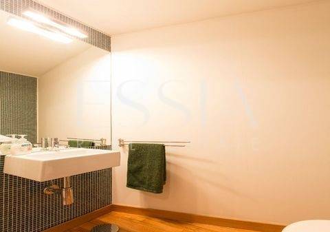 Apartamento T3 - Foz do Douro, com vistas de mar e de rio.