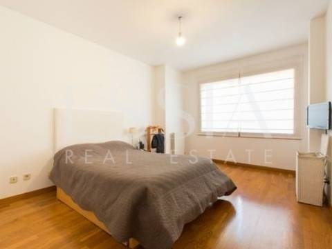 Apartamento T3 - Foz do Douro, com vistas de mar e de rio.