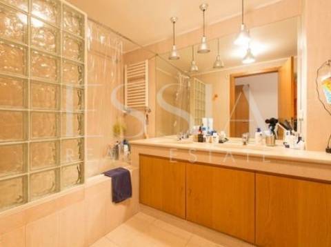 Apartamento T3 - Foz do Douro, com vistas de mar e de rio.