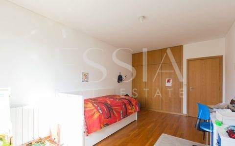 Apartamento T3 - Foz do Douro, com vistas de mar e de rio.