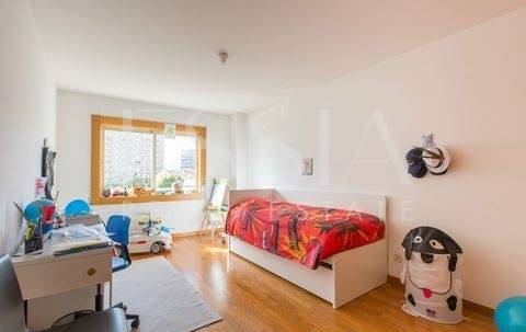 Apartamento T3 - Foz do Douro, com vistas de mar e de rio.