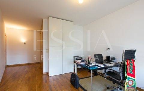 Apartamento T3 - Foz do Douro, com vistas de mar e de rio.