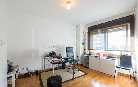 Apartamento T3 - Foz do Douro, com vistas de mar e de rio.