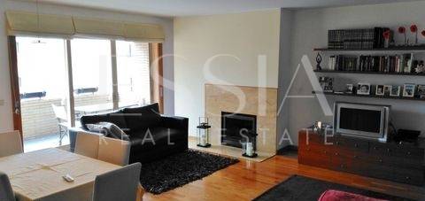 Apartamento T3 - Foz do Douro, com vistas de mar e de rio.