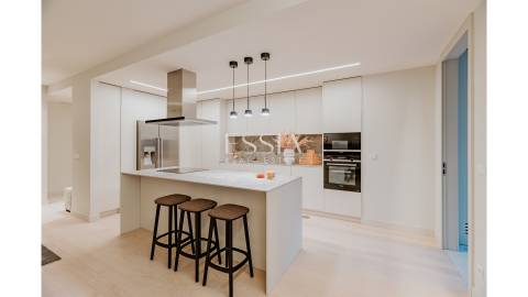 Apartamento T3 com Terraço em Primeira Linha de Mar