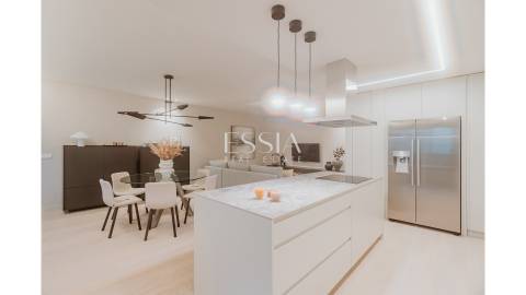 Apartamento T3 com Terraço em Primeira Linha de Mar