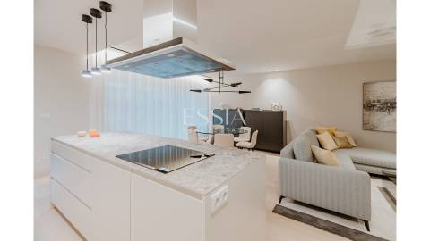 Apartamento T3 com Terraço em Primeira Linha de Mar