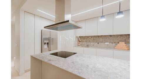 Apartamento T3 com Terraço em Primeira Linha de Mar