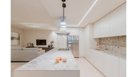 Apartamento T3 com Terraço em Primeira Linha de Mar