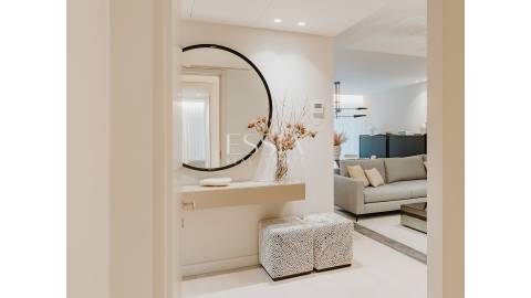 Apartamento T3 com Terraço em Primeira Linha de Mar