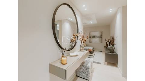 Apartamento T3 com Terraço em Primeira Linha de Mar