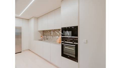 Apartamento T3 com Varanda em Primeira Linha de Mar