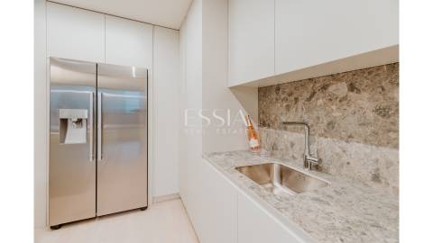 Apartamento T3 com Varanda em Primeira Linha de Mar
