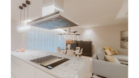 Apartamento T3 com Varanda em Primeira Linha de Mar