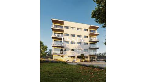 Apartamento T3 com Varanda e Garagem junto ao Arrábida Shopping