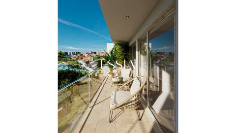 Apartamento T3 com Varanda e Garagem junto ao Arrábida Shopping
