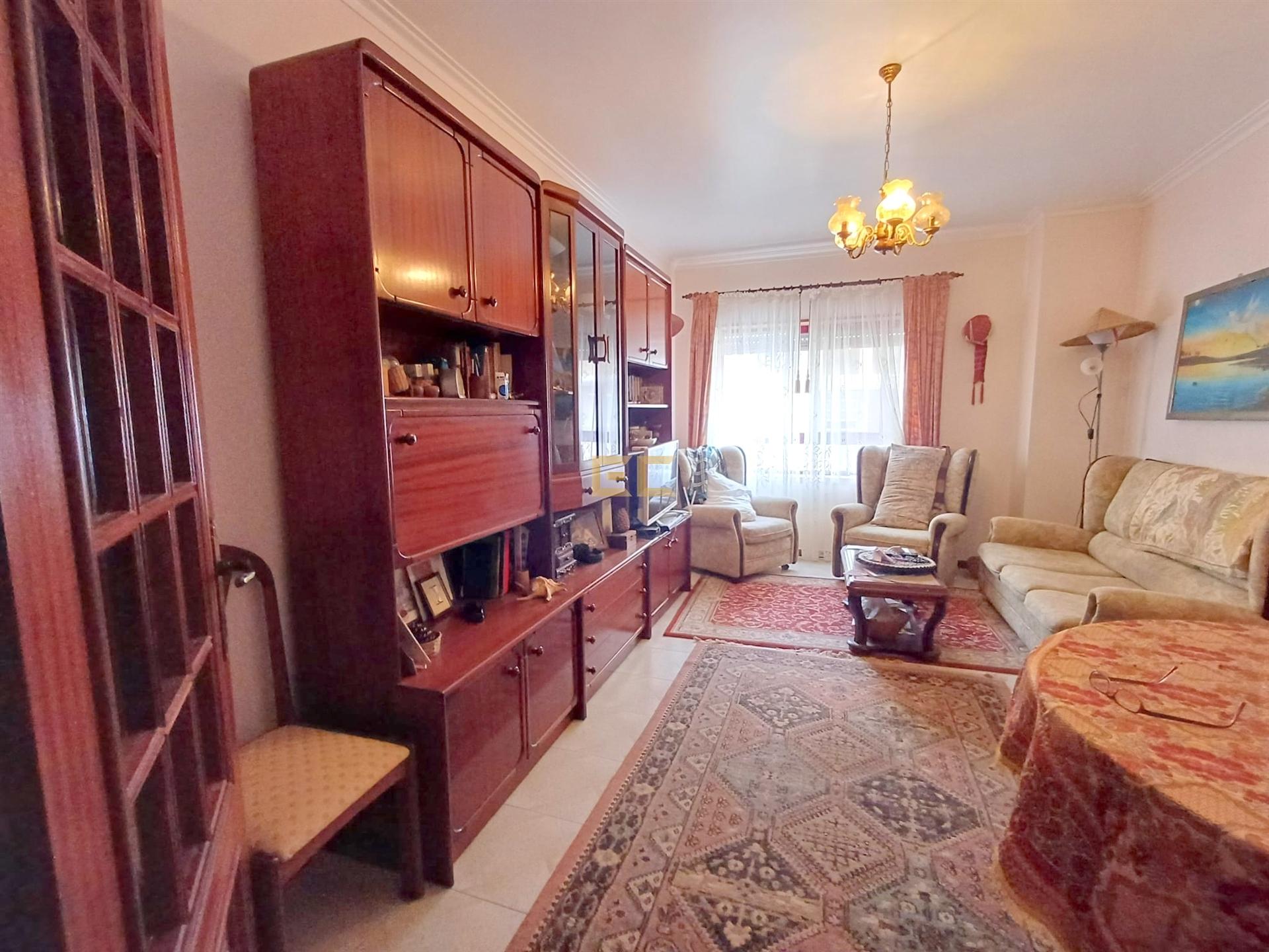 Apartamento T2 com arrumo na cave, nas Abadias!