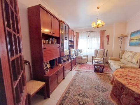 Apartamento T2 com arrumo na cave, nas Abadias!