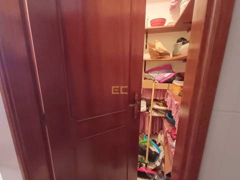 Apartamento T2 com arrumo na cave, nas Abadias!