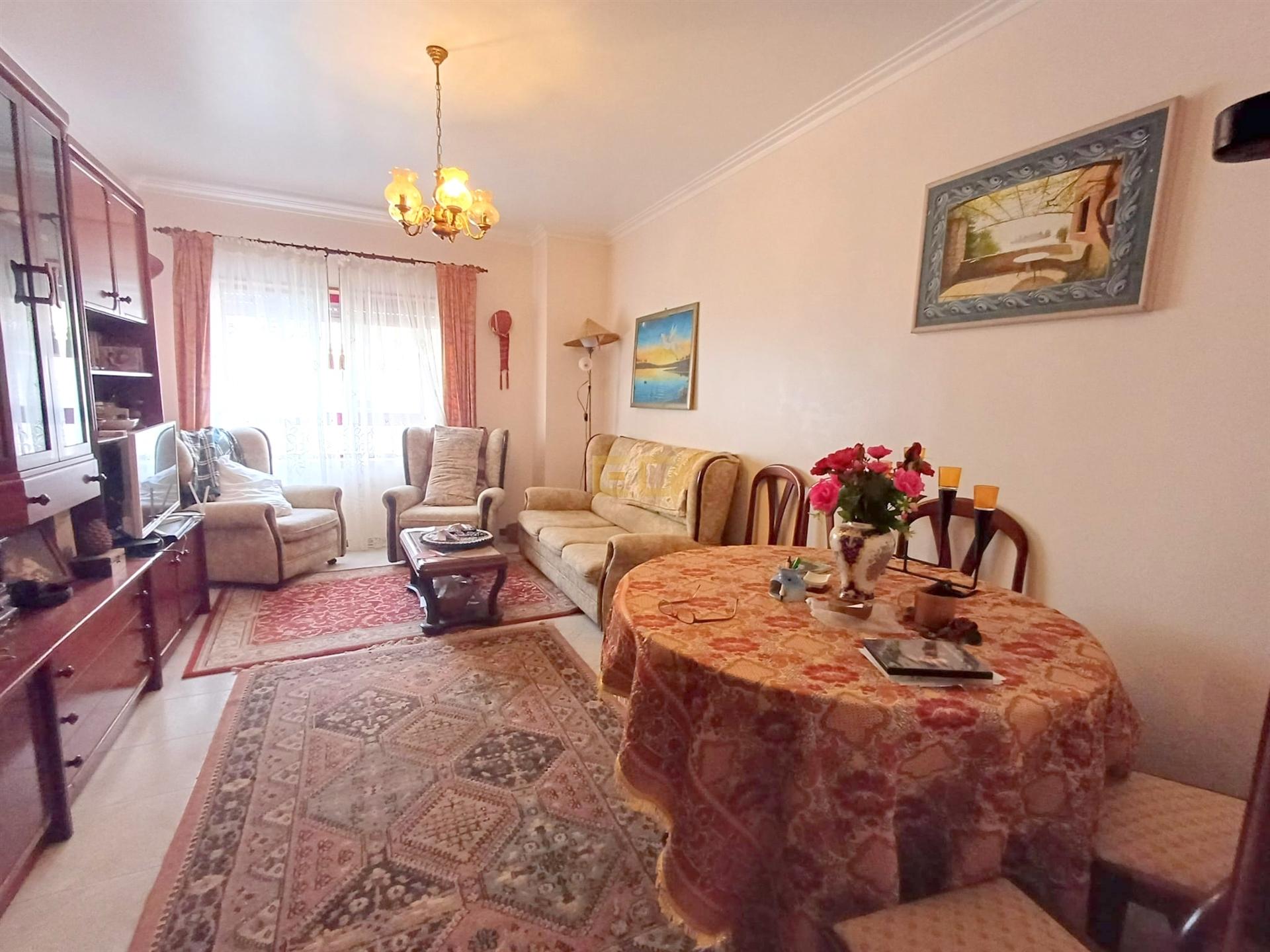 Apartamento T2 com arrumo na cave, nas Abadias!