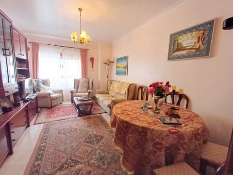 Apartamento T2 com arrumo na cave, nas Abadias!
