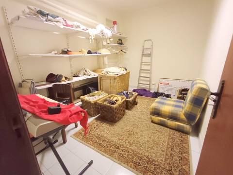 Apartamento T2 com arrumo na cave, nas Abadias!
