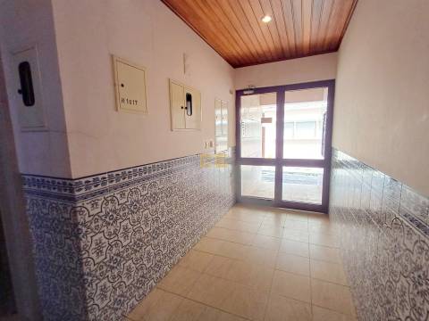 Apartamento T2 com arrumo na cave, nas Abadias!