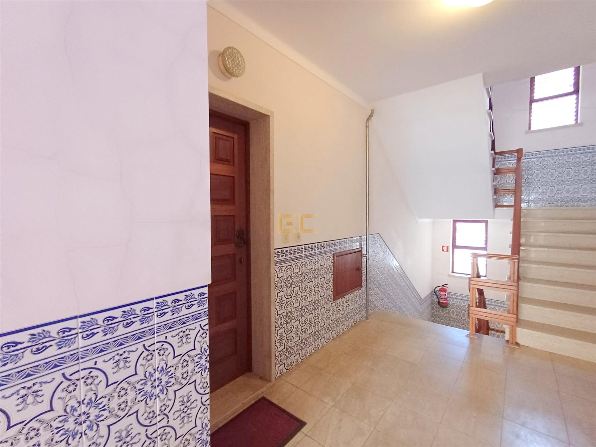 Apartamento T2 com arrumo na cave, nas Abadias!