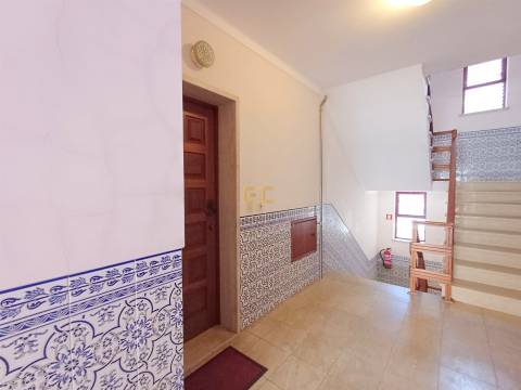 Apartamento T2 com arrumo na cave, nas Abadias!