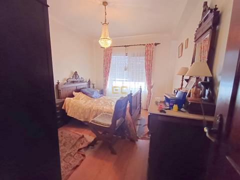 Apartamento T2 com arrumo na cave, nas Abadias!