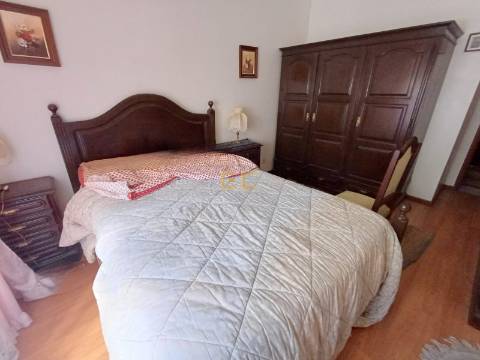Apartamento T2 com arrumo na cave, nas Abadias!