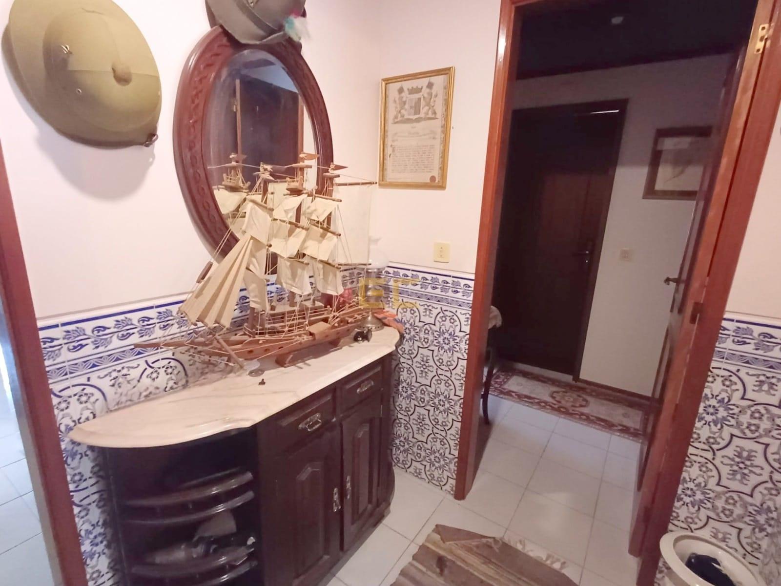 Apartamento T2 com arrumo na cave, nas Abadias!