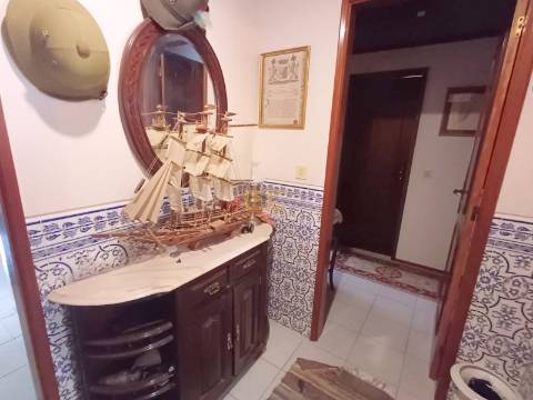 Apartamento T2 com arrumo na cave, nas Abadias!